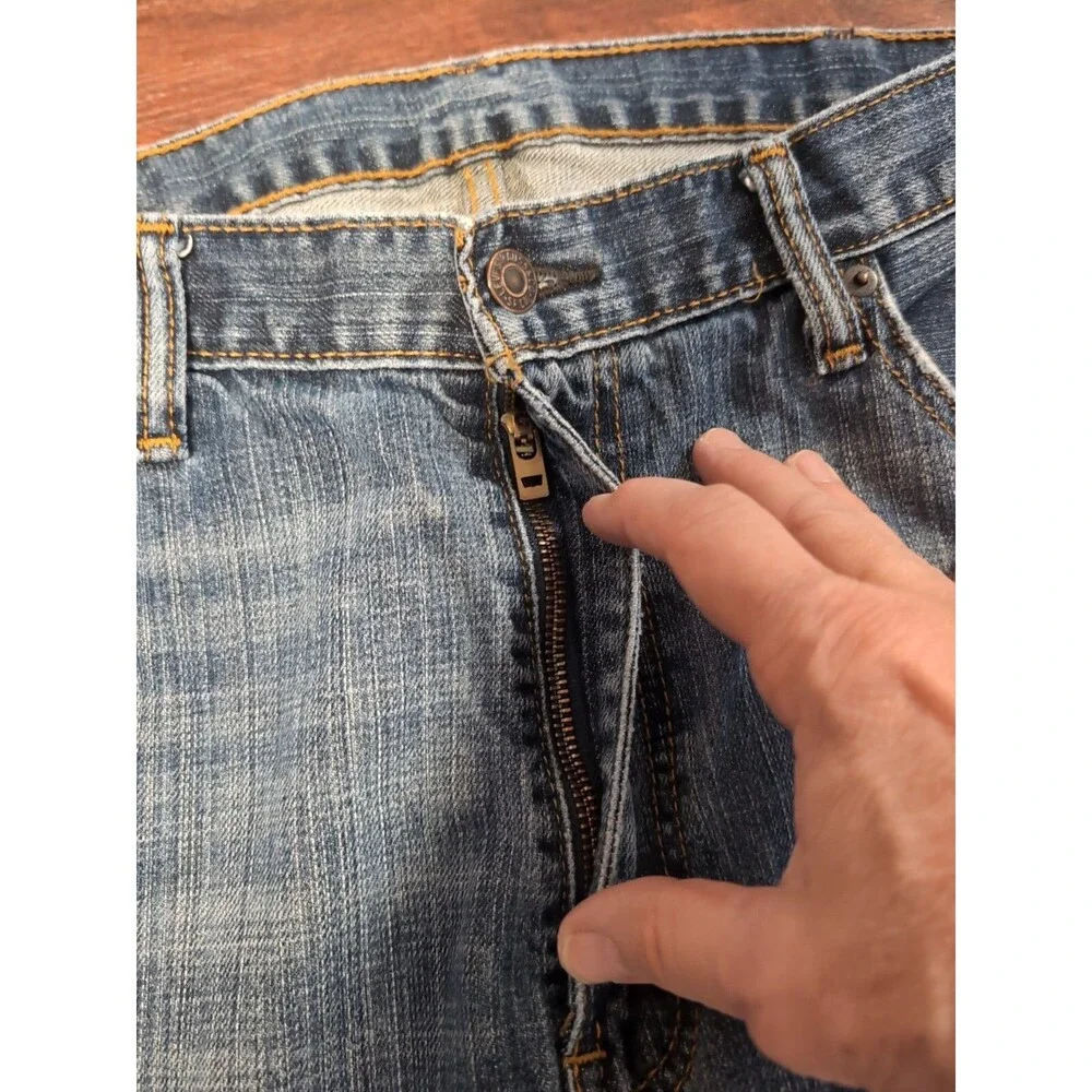 LEVI'S 559 RELAXED LOOSE STRAIGHT MEN'S SIZE 38 x 32  BLUE JEANS MEDIUM WASH EUC